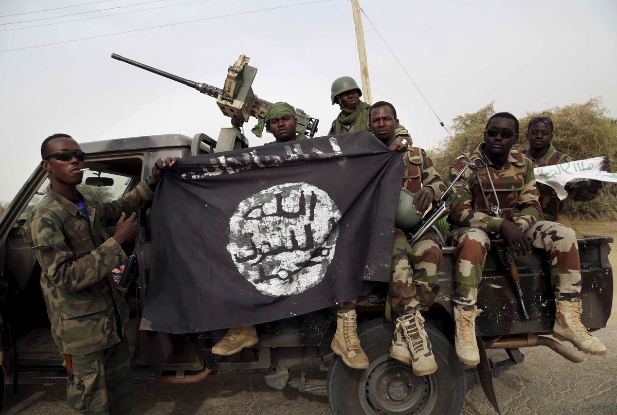 Nigeryjscy żołnierze ze zdobytym sztandarem Boko Haram w 2015 r. 