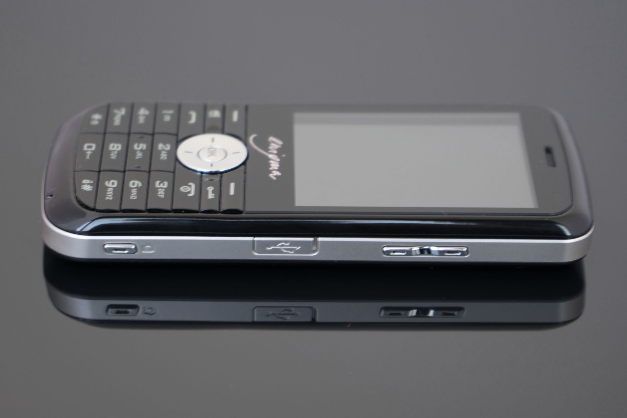 W konstrukcji króluje czarny i srebrny plastik