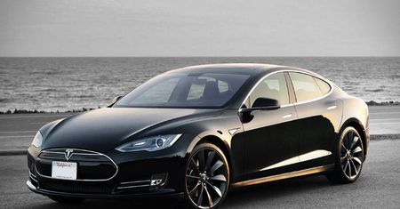 Tesla Model S na autopilocie sam spowodował stłuczkę, ale winny jest kierowca