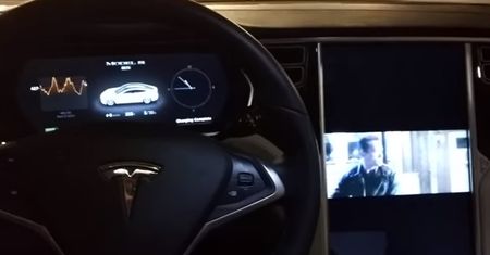 Tesla Model S z Gentoo Linuksem pozwala na oglądanie filmów