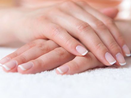 Łamliwe paznokcie i suche skórki – jak temu zaradzić?