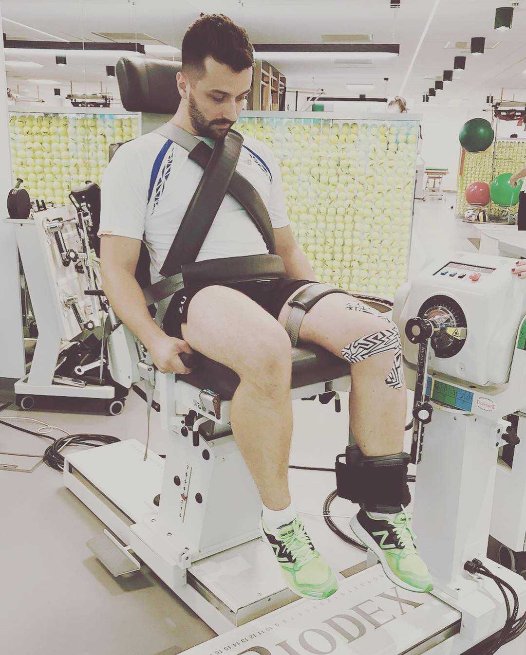 Rafał Szatan pokazał swoje kolano