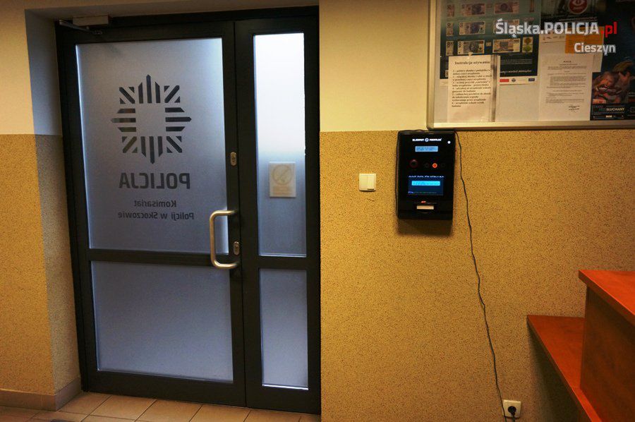 Ogólnodostępny samoobsługowy alkomat AL 4000 V w komisariacie policji w Skoczowie