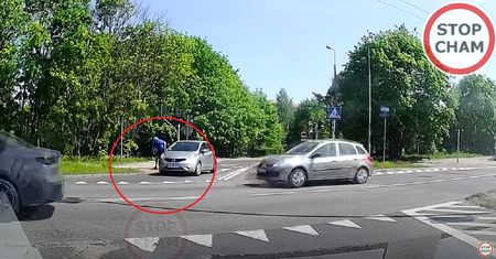 Rowerzysta postanowił "wymierzyć sprawiedliwość". Wszystko się nagrało