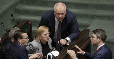 Rząd sypnie pieniędzmi na ratowanie firm. Kilka miliardów złotych trafi do przedsiębiorstw energochłonnych