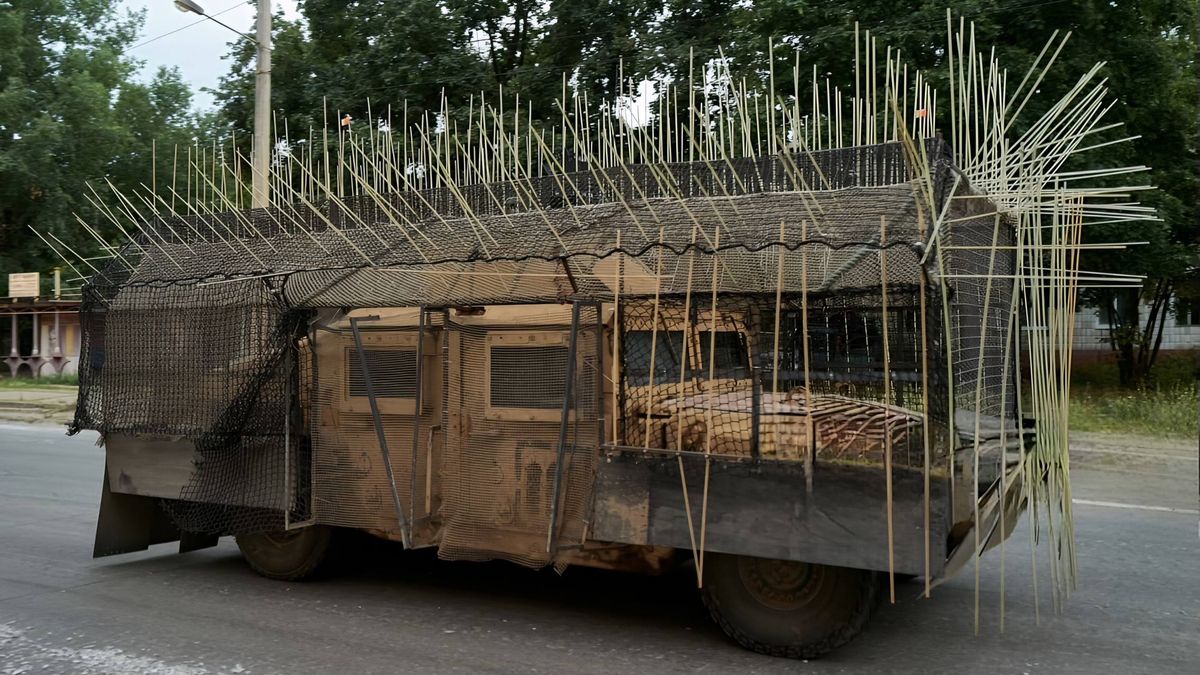 Ukraiński HMMWV z kolcami antydronowymi.