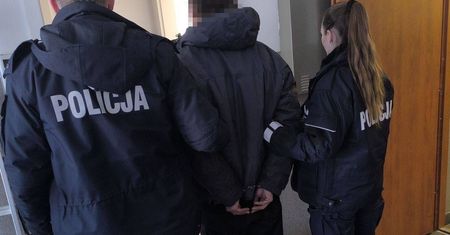 Szokujący akt wandalizmu. 48-latek uszkodził krzyż i rzucił nim w auto – grozi mu kara. Tłumaczył, że był zdenerwowany