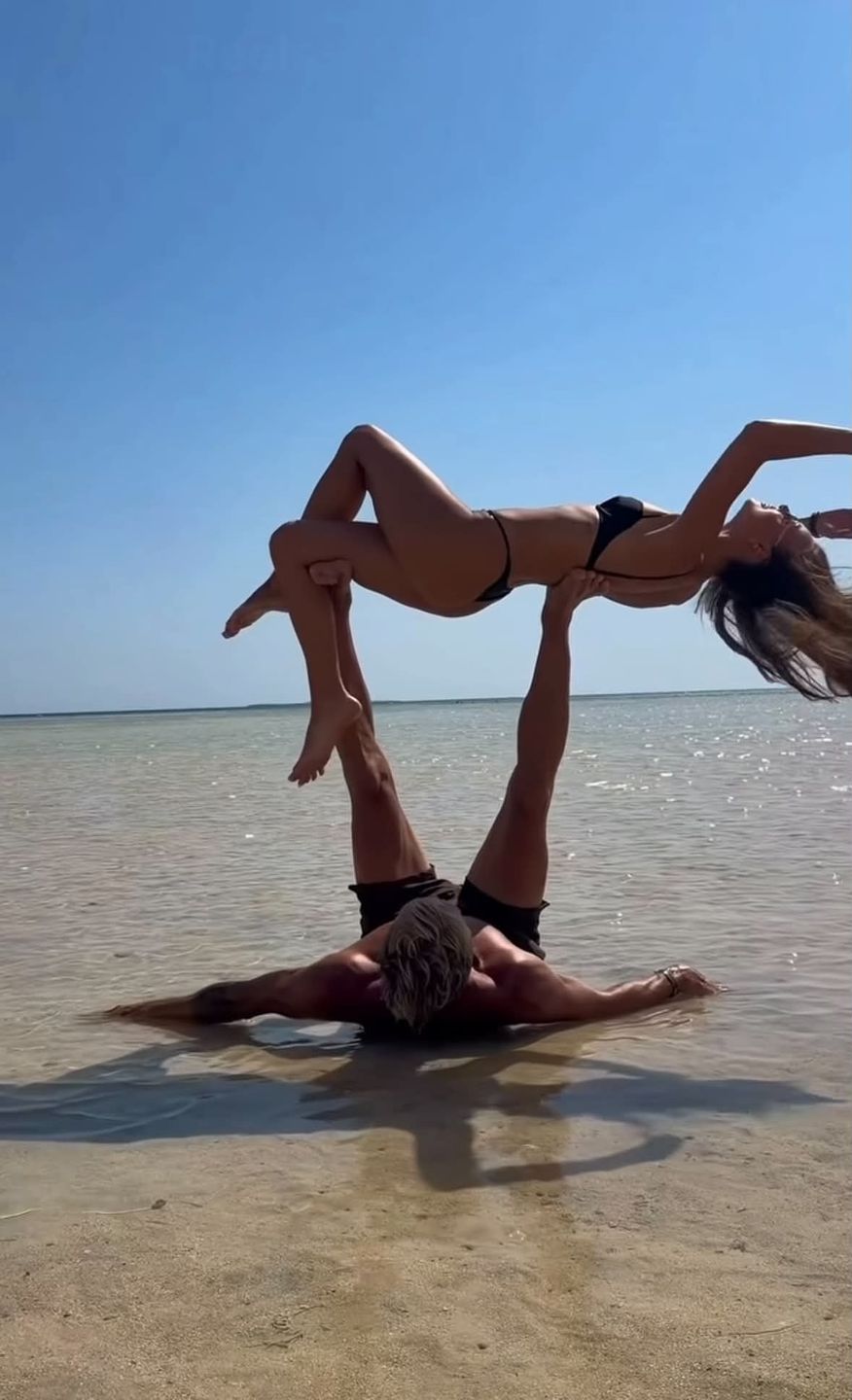 Wygibasy Jakuba i Pauliny Rzeźniczaków na plaży