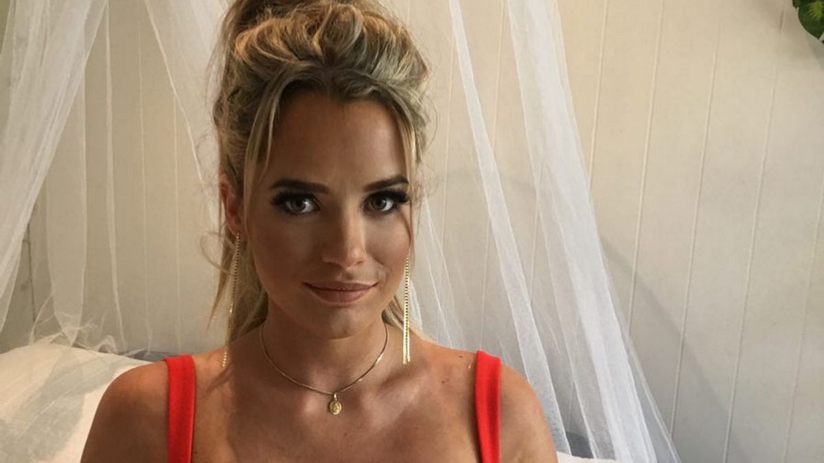 21-letnia gwiazda reality show z Australii trafiła do szpitala. Wszystko przez trick z TikToka, który miał poprawić wygląd jej cery.