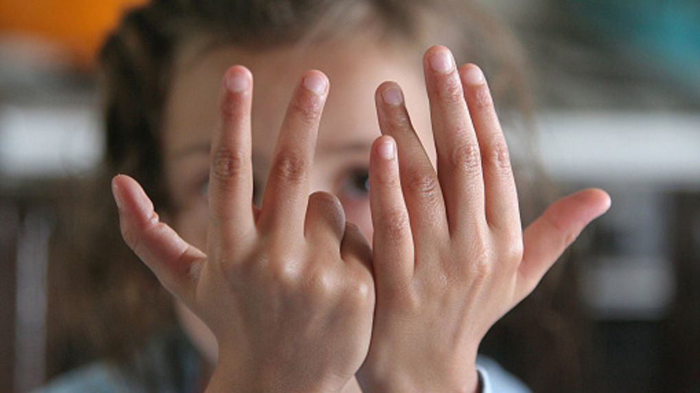 Przytrzaśnięty palec – pierwsza pomoc, co robić