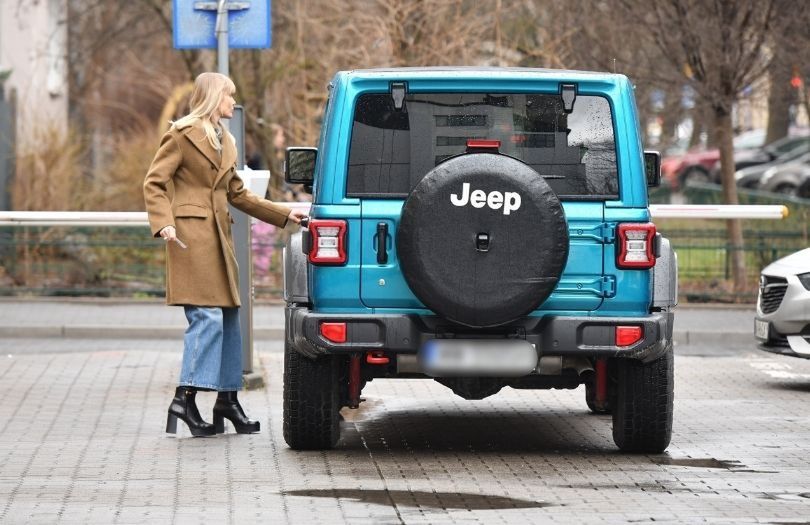 Agnieszka Woźniak-Starak rozdaje autografy na ulicy