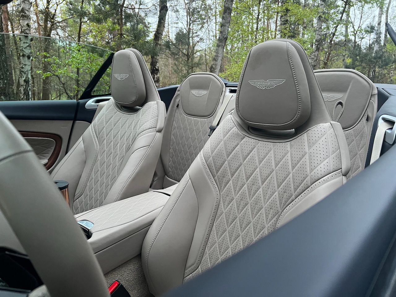 Aston Martin DB12 Volante
