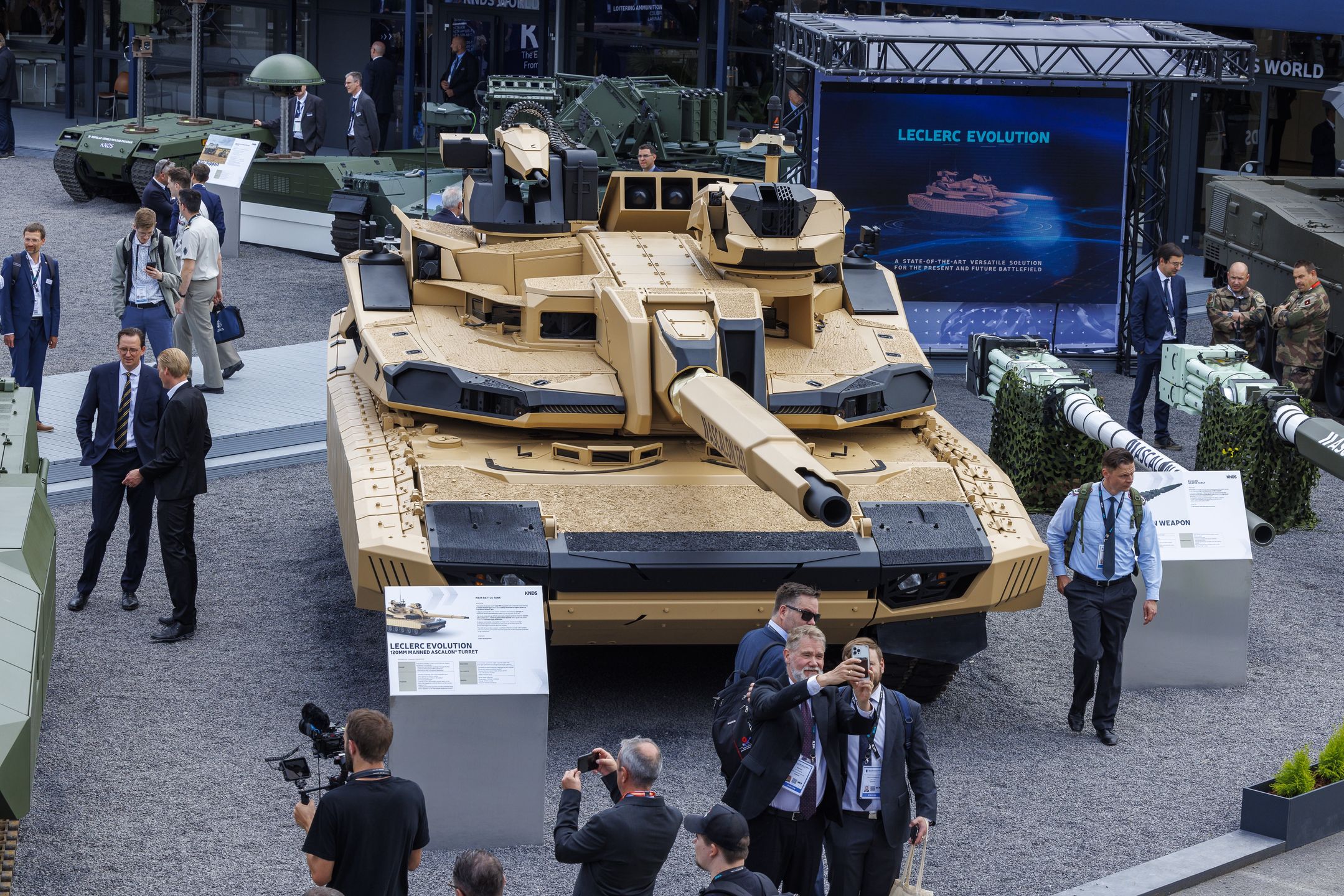 17 juin 2024. La société franco-allemande KNDS expose sa production de matériels lourds.Projet de char Leclerc Evolution avec un canon interchangeable Ascalon de 120mm à 140mm. (en attendant le char franco-allemand du futur vers 2050). Il est prévu avant 2030.(Photo by Patrick Robert/Getty Images)