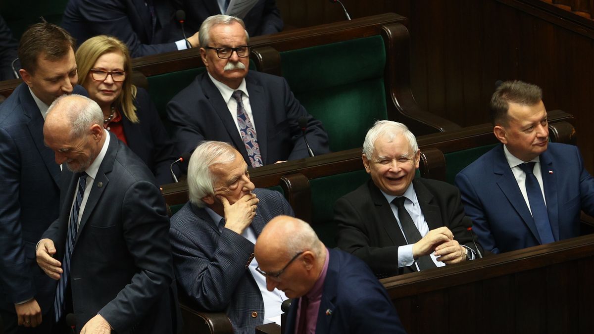 Warszawa, 12.05.2022. Posiedzenie Sejmu. Glosowanie nad wyborem Adama Glapinskiego na prezesa NBP; n/z poslowie PiS, Antoni Macierewicz, Ryszard Terlecki, Jaroslaw Kaczynski, Mariusz Blaszczak.
