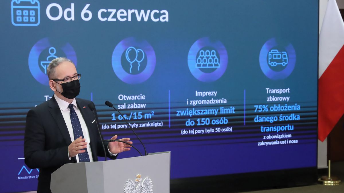 Warszawa, 02.06.2021. Koronawirus w Polsce. Minister zdrowia Adam Niedzielski podczas konferencji prasowej w siedzibie resortu w Warszawie, 2 bm. Szef resortu zdrowia poinformował o przywróceniu możliwości organizowania tradycyjnych targów, konferencji, wystaw z limitem: 1 osoba na 15 m kw. w obiektach zamkniętych. (amb) PAP/Tomasz Gzell