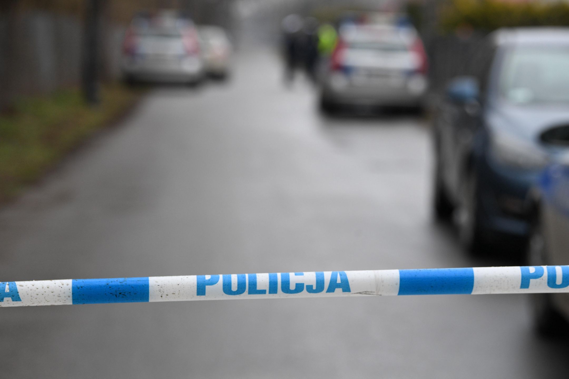 miejsce tragedii
Kopki, 30.03.2021. Miejsce tragedii we wsi Kopki na Podkarpaciu, 30 bm. Jak podaj� media, matka nie chcia�a odda� swoich dzieci ojcu, kt�ry zjawi� si� z kuratorem i nakazem s�du. Kobieta rani�a no�em kuratora s�dowego, zamkn�a si� z dzie�mi w �azience i tam odebra�a im �ycie, po czym sama pope�ni�a samob�jstwo. Na miejscu zdarzenia pracuje prokurator i policja. (dd/awol) PAP/Darek Delmanowicz
Darek Delmanowicz
cia�a, cia�o, dom rodzinny, dzieci, dzieciob�jstwo, matki, rodzina, rozszerzone samob�jstwo, tragedia rodzinna, miejsce tragedii, zabezpieczenie terenu, zbrodnia