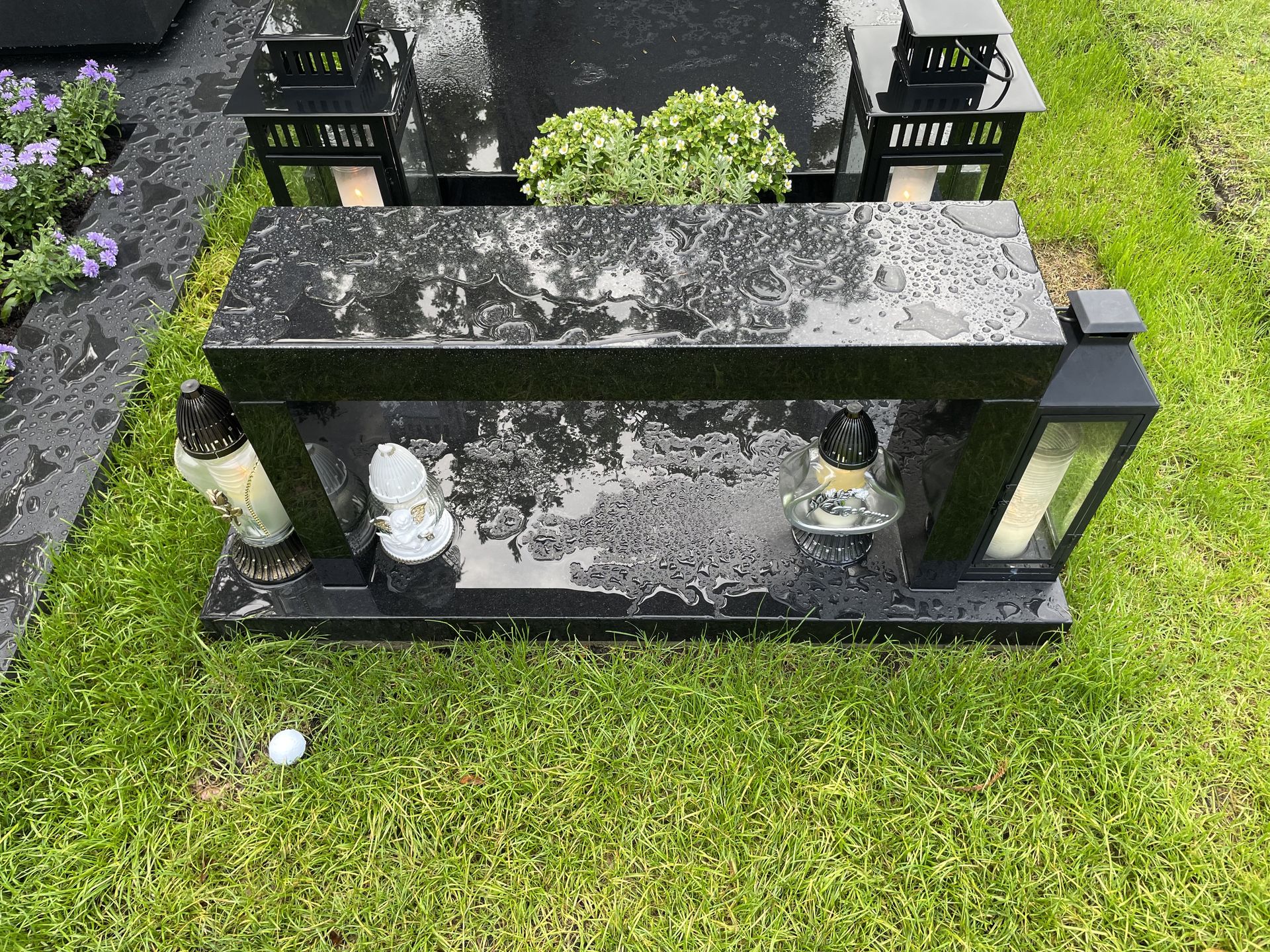 Piłeczka golfowa leży przed ławeczką 