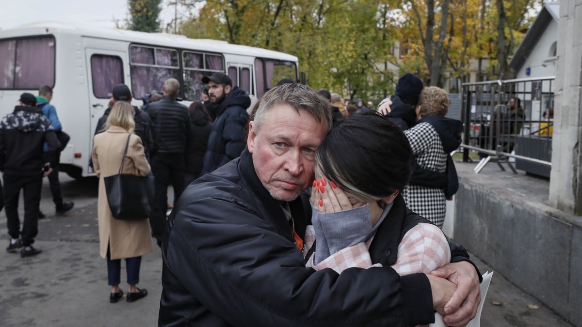 Relatives of Russian conscripted men near a recruiting office during Russia's partial military mobilization in Moscow, Russia, 29 September 2022. Russian President Putin announced in a televised address to the nation on 21 September, that he signed a decree on partial mobilization in the Russian Federation due to the conflict in Ukraine. Russian Defense Minister Shoigu said that 300,000 people would be called up for service as part of the move. EPA/YURI KOCHETKOV Dostawca: PAP/EPA.