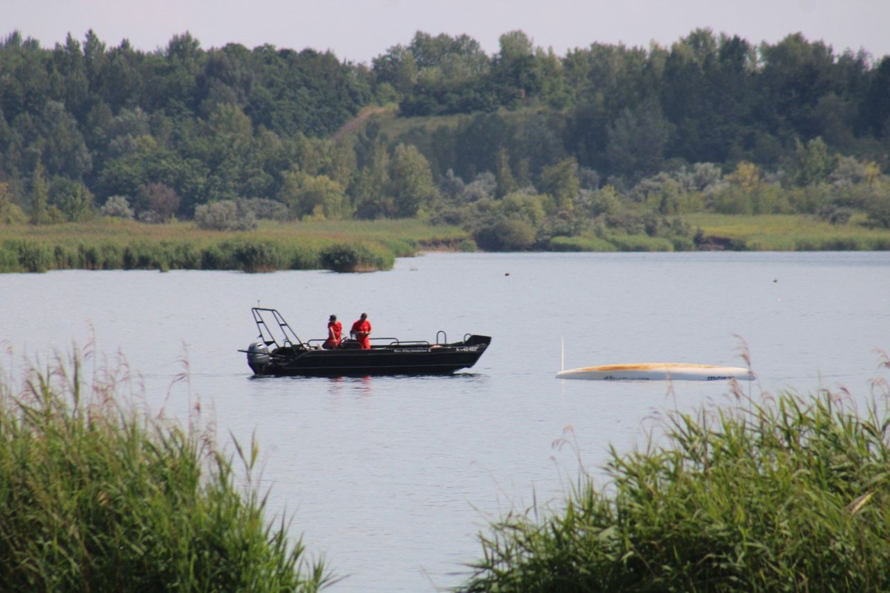 Tarnobrzeg: Szkwał na jeziorze wywrócił żaglówkę, załoga wpadła do wody