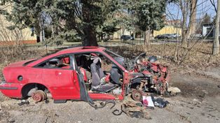 Gorlice: Taki rupieć, a raczej to, co z niego zostało, można oglądać na jednym z gorlickich osiedli. Rozkradany, stoi tutaj od co najmniej dwóch lat