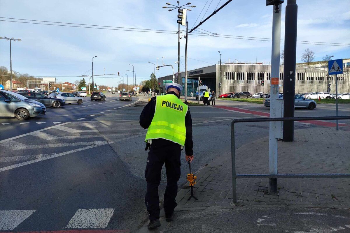 Zderzenie opla z motocyklem na rondzie Dmowskiego