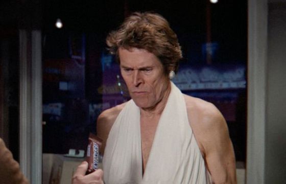 Willem Dafoe w sukience Marilyn Monroe reklamuje Snickersa na Super Bowl 2016