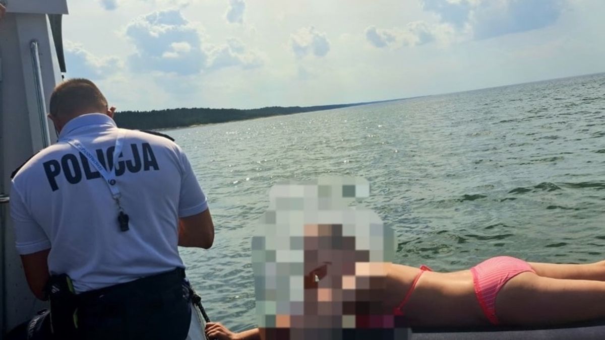 Kobieta eskortowana do brzegu przez policję