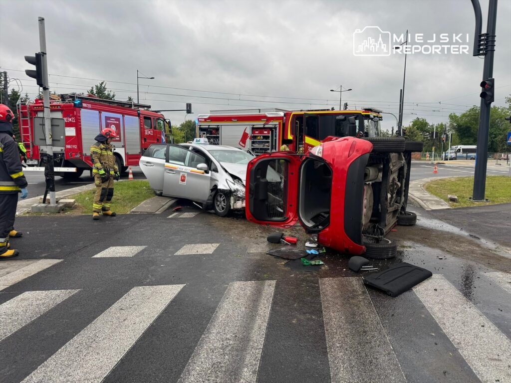 Poranne utrudnienia na Mokotowie. Przewrócone na bok auto na ważnym skrzyżowaniu