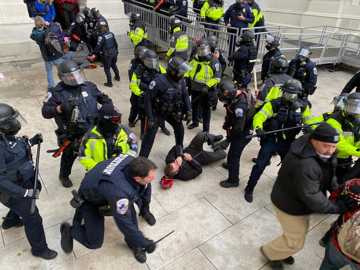 USA. Gwałtowne zamieszki zwolenników Trumpa. Protestujący wdarli się do Kapitolu [Relacja na żywo]