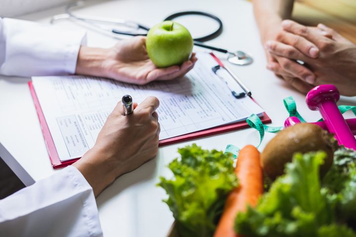 Dietetyk na NFZ udziela bezpłatnych porad dotyczących zdrowego żywienia.
