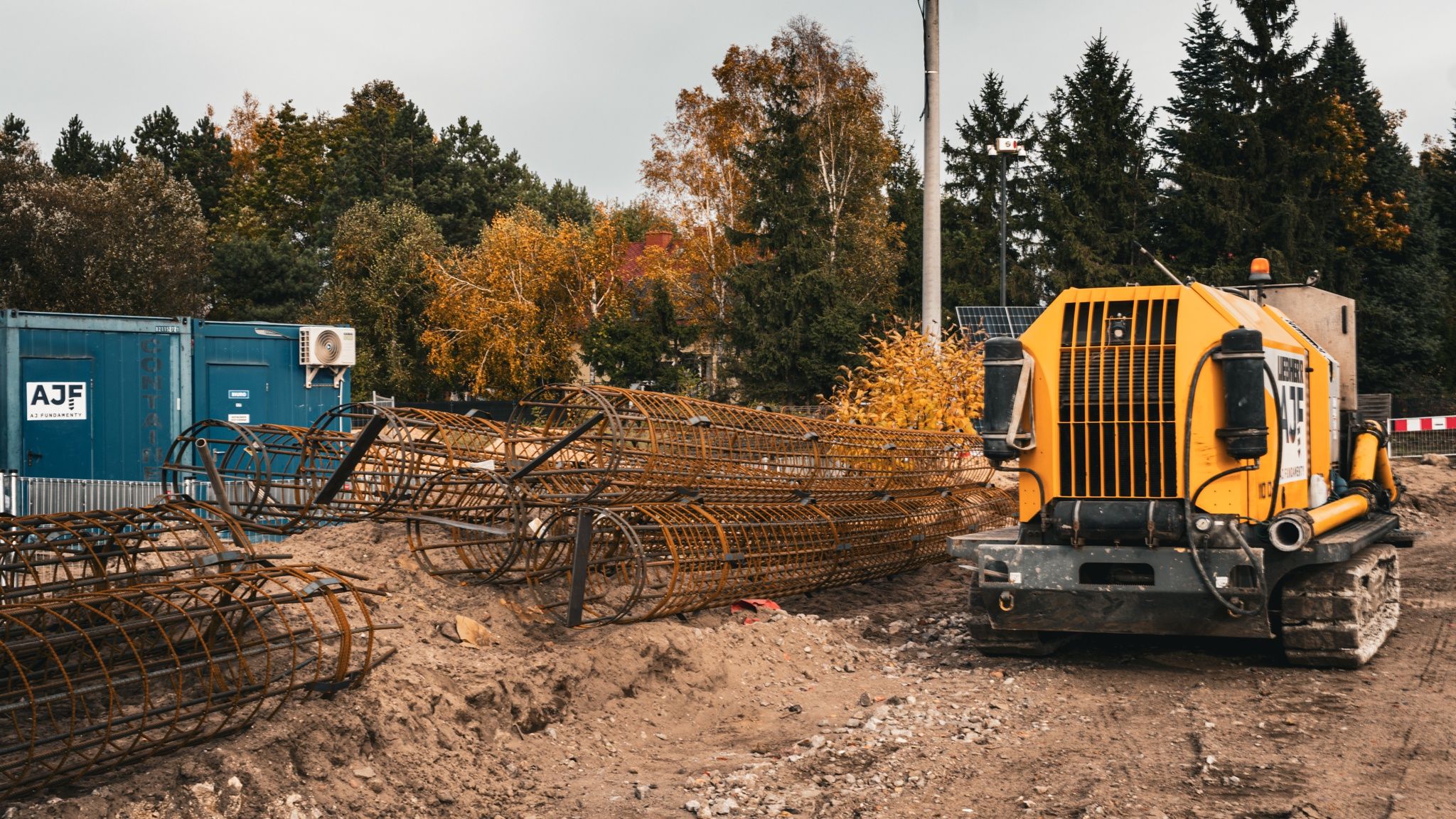 Na ul. Olsztyńskiej w Toruniu trwają prace przy budowie estakady nad torami kolejowymi. 