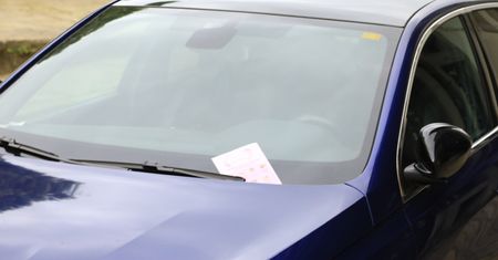 Miał bilet parkingowy, a i tak dostał mandat. Wszystko przez jeden błąd