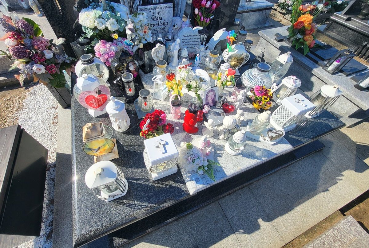 Grób Mai Kowalskiej pełny zniczy i wiązanek.