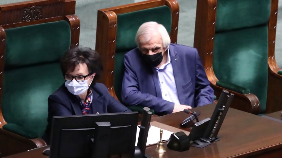 El�bieta Witek, Ryszard TerleckiWarszawa, 25.01.2022. Marsza�ek Sejmu El�bieta Witek (L) i wicemarsza�ek Sejmu Ryszard Terlecki (P) na sali plenarnej w Sejmie w Warszawie, 25 bm. Politycy testuj� nowy system g�osowa�. (sko) PAP/Tomasz GzellTomasz Gzellnowy system g�osowa�, politycy, polityk polityka, sala obrad, sala plenarna, sejm, sejm sejmie, testowanie