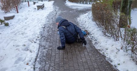 Najemca też musi odśnieżać? "Odgrodzenie terenu taśmą nie rozwiązuje sprawy"
