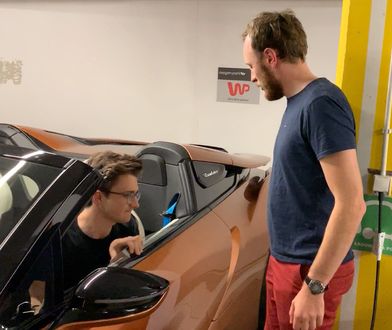 Otwieranie drzwi w BMW i8. Wygląda świetnie, ale łatwo nie jest