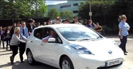 Top Gear ładuje Nissana Leaf [wideo]
