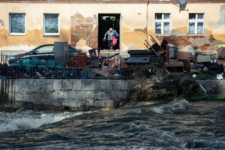 Lądek-Zdrój (woj. dolnośląskie), 17.09.2024. Sprzątanie po powodzi w miejscowości Lądek-Zdrój, 17 bm. Niż genueński, który dotarł nad Polskę w czwartek 12 września, odpowiadał za załamanie pogody i ulewne deszcze w południowej części kraju. (ad) PAP/Krzysztof Cesarz