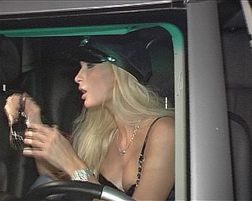 Pudelek TV: Paris Hilton przebrana za policjantkę