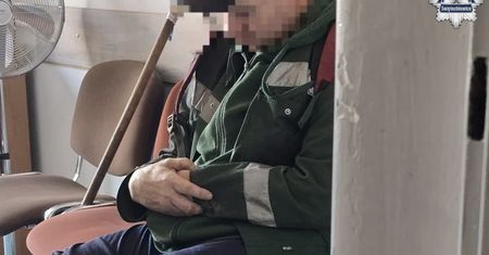 Szokująca agresja. Wbił matce widelec w rękę