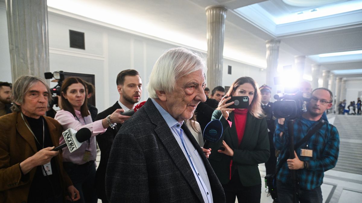 Warszawa, 20.12.2023. Poseł PiS Ryszard Terlecki (C) podczas konferencji prasowej w Sejmie w Warszawie, 20 bm. (jm) PAP/Radek Pietruszka