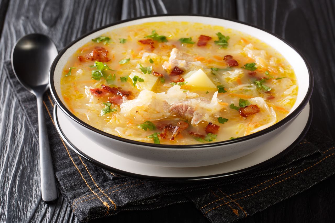 Jak zrobić kapuśniak z kiszonej kapusty na żeberkach? Tradycyjny przepis