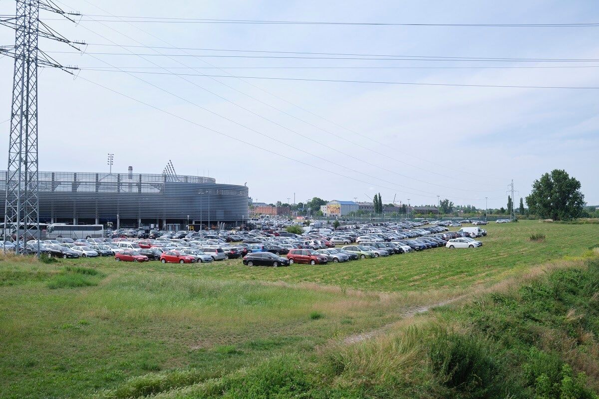 Samochody zaparkowane wokół stadionu Arena Lublin