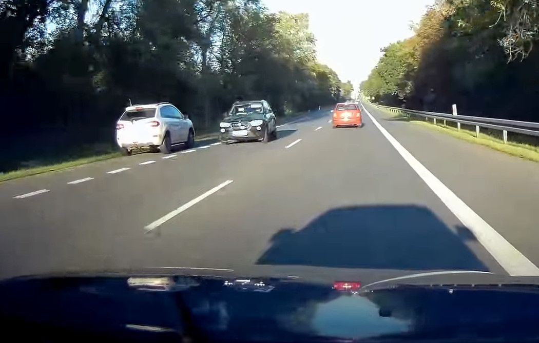 Wyprzedzanie na trzeciego czy przyspieszanie, gdy jest się wyprzedzanym, to jedne z najniebezpieczniejszych zachowań kierowców. Niestety, wciąż są powszechne.