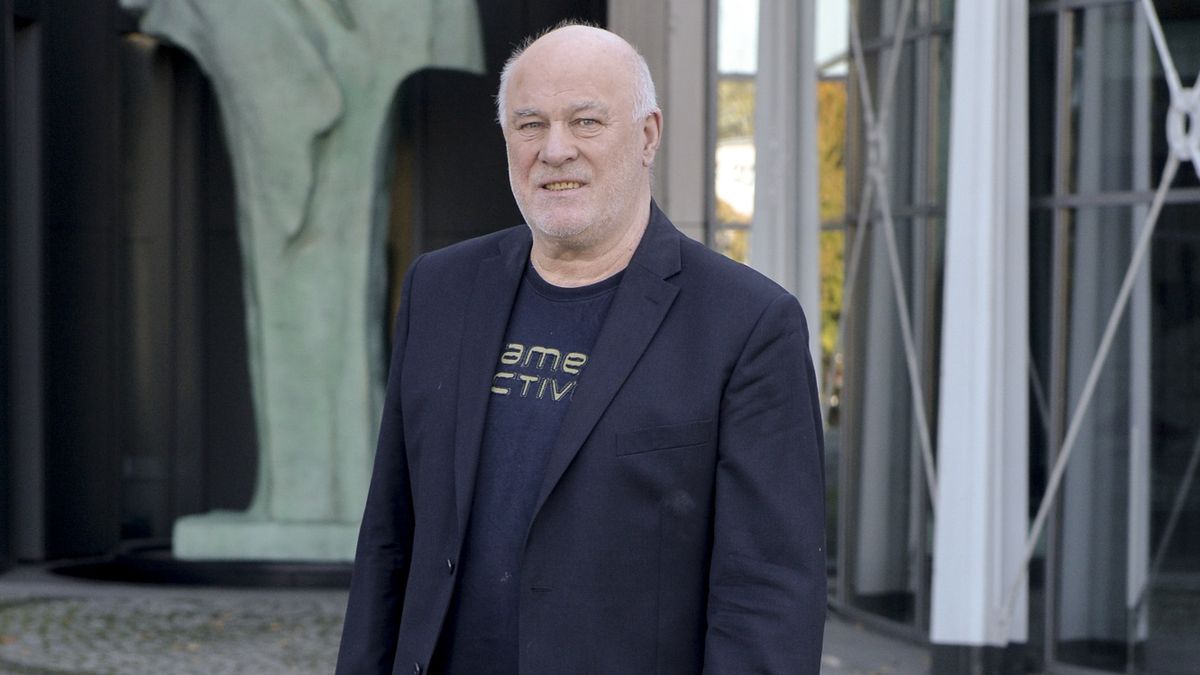 scena z: Ryszard Rynkowski, SK:, , fot. AKPAbuty skórzane, koszulka czarna, koszulka z napisem, marynarka czarna, październik 2021, spodnie jeansowe, sylwetka, paparazzi, Ryszard Rynkowski