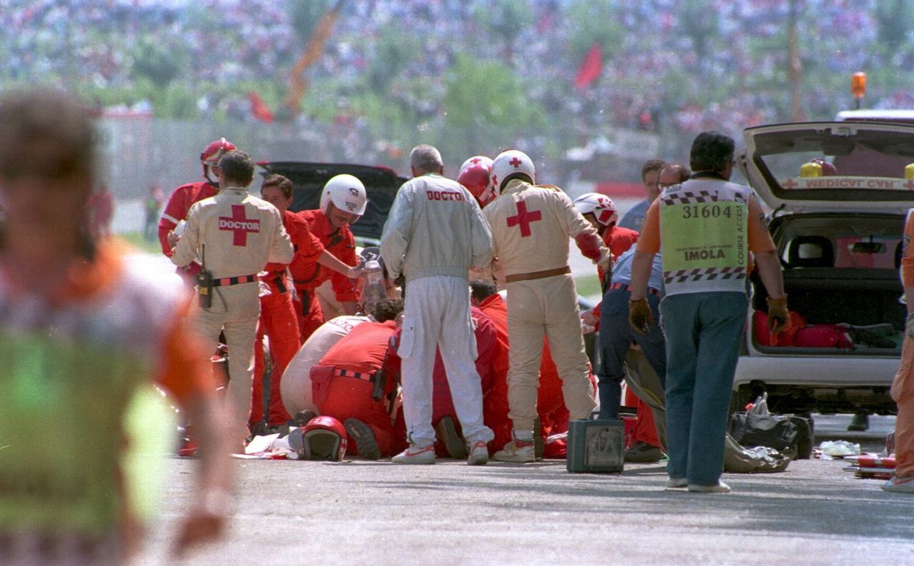 Śmiertalny wypadek Ayrtona Senny w 1994 roku zmienił oblicze tego sportu i samego toru (fot. Anton Want/ALLSPORT/Getty Images)