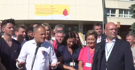Donald Tusk kontra reporter TVP. Tłum wybuchł śmiechem