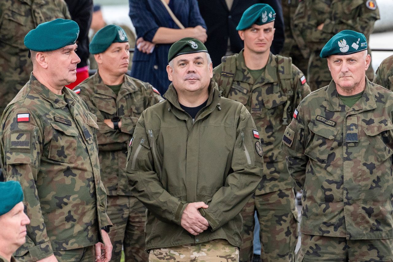 Gen. Kukuła na celowniku prokuratury. W tle nieruchomość za miliony