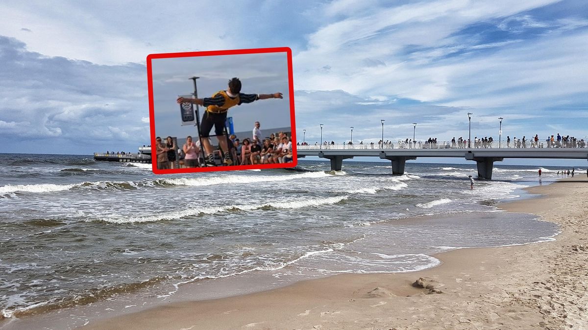 Występ mężczyzny z drabiną w Kołobrzegu.