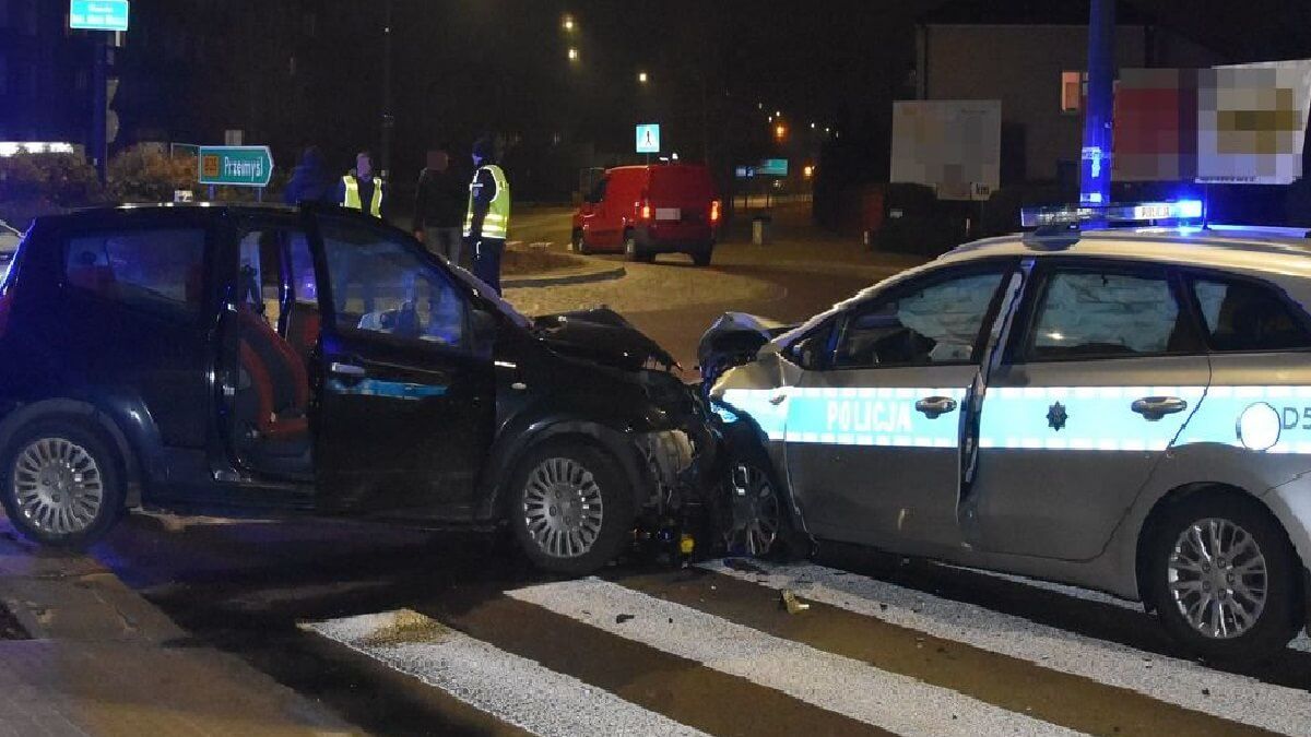 Policjanci zatrzymali w pościgu uciekającego Citroena